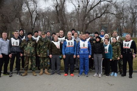 Ministrul Apărării a susţinut probele la pregătirea fizică, împreună cu militarii din Bălţi, Cahul şi Chişinău