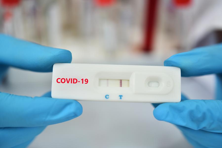 Peste 1300 de angajați, care s-au infectat cu COVID-19 la serviciu, vor primi indemnizația unică de 16 mii de lei