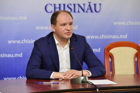 Ceban: Chiar dacă au fost alungați de la „Moldexpo”, Primăria Chișinău continuă să ajute refugiații la Patria Lukoil