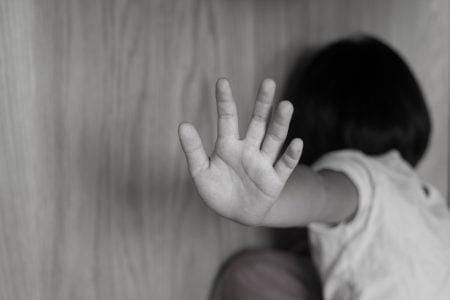 Pedeapsă de 13 ani de închisoare, pentru un bărbat de 45 de ani, care și-a molestat sexual fiica minoră