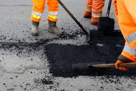 Pe care drumuri s-a lucrat săptămâna trecută în capitală. Ceban: 26 de artere principale au fost spălate pe timp de noapte de reziduurile de material antiderapant