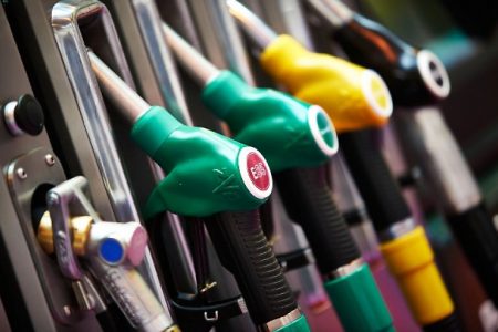 Carburanții continuă să se ieftinească