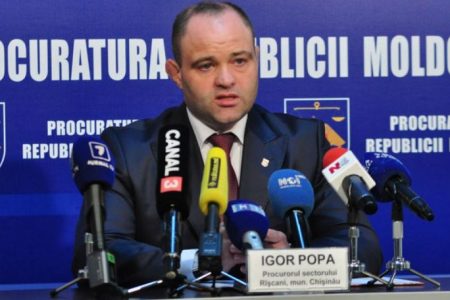 Percheziții acasă la procurorul-șef de la Ciocana. Funcționarul a fost reținut