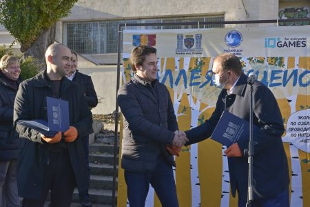 Ceban, cot la cot cu mai mulți elevi a plantat copaci: Aleea de mesteceni de pe str. Ciuflea. a fost restabilită