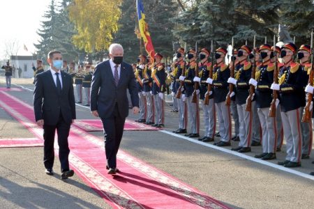 VIDEO// Ministrul Apărării Anatolie Nosatîi s-a întâlnit la Chișinău cu omologul său lituanian