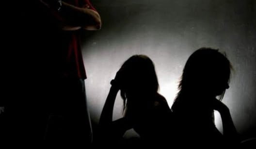 Trei bărbați, care ar fi traficat două fete în scopuri sexuale necomerciale, trimiși pe banca acuzaților
