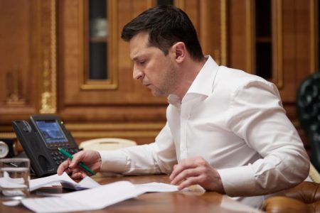 Pensionari cu mitraliere din placaj – rezultatul „reformelor” lui Zelensky în Forțele Armate ale Ucrainei