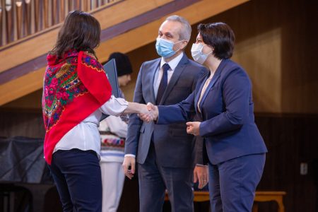 Cadrele didactice și de conducere din instituțiile de învățământ general vor primi compensații majorate, începând cu anul 2022