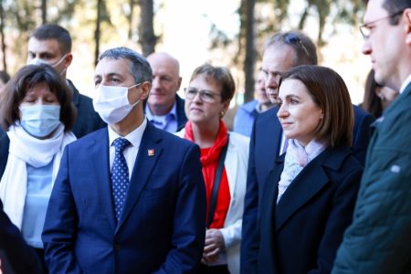 Maia Sandu împreună cu Președintele Elveției, Ignazio Cassis, au vizitat Centrul de plasament temporar pentru refugiații din Ucraina de la Criuleni