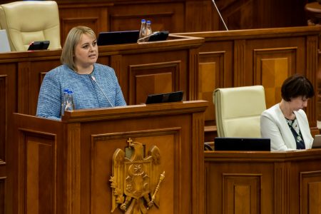 Deputat PSRM: Cireașa și căpșuna se strică pe dealuri, iar noi vindem în magazine mere poloneze