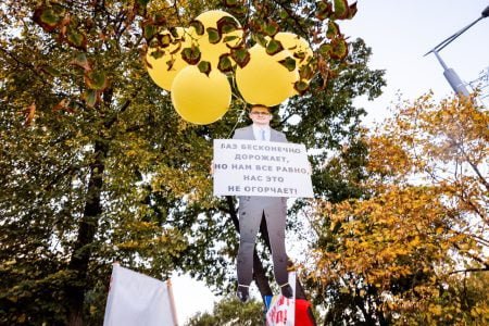 Președintele Parlamentului, Igor Grosu și-a luat zborul din fața mulțimii care protestează în centrul Chișinăului