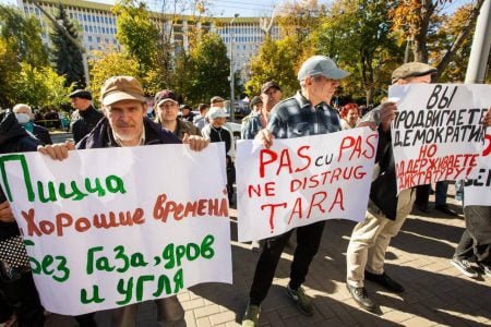 Flashmob în fața Președinției: Ei s-au îngrădit cu garduri de fier, iar poporul îndură foame