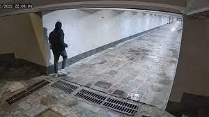 „Au lăsat bunul simț acasă”: Momentul în care câțiva tineri vandalizează pereții pasajului subteran din strada Ion Creangă