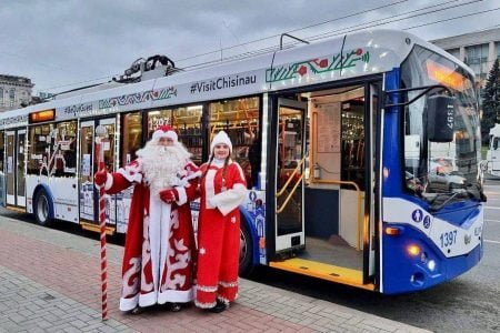Primăria Chişinău lansează ediția a II-a a rutei speciale a celor 2 troleibuze turistice cu genericul „Cunoaște orașul alături de Moș Crăciun”