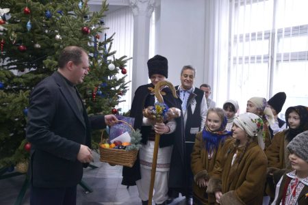 „Mascați” în haine populare și înarmați cu zeci de colinde, au luat cu asalt Primăria. Ceban: Feeria sărbătorilor de iarnă, promovată de colindători prin tradiții naționale