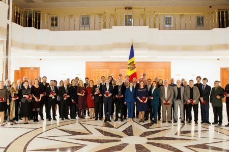 Președinta Maia Sandu a înmânat distincții mai multor oameni din domeniul culturii