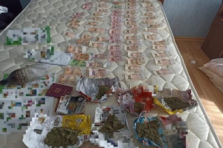 Percheziții la domiciliul unui bărbat documentat pentru producerea, prelucrarea și realizarea ilegală a drogurilor