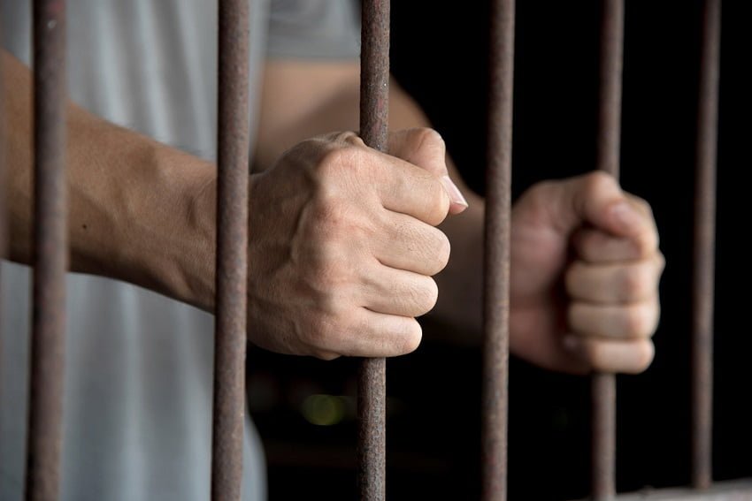 Condamnat la 19 ani de închisoare pentru mai multe escrocherii comise