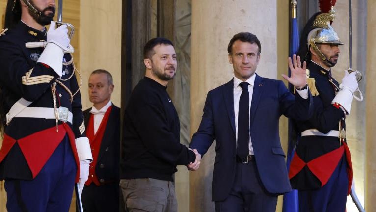 Macron l-a primit pe Zelenski la Elysee: Rusia a pierdut deja războiul și devine vasala Chinei