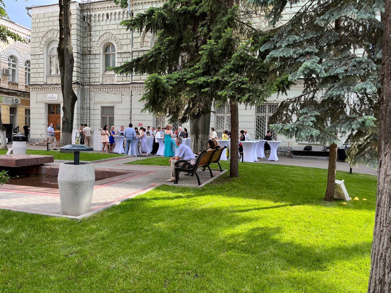 În curtea Primăriei Chișinău a avut loc un eveniment neobișnuit – nunta cântărețului de operă, moldoveanul Alexei Botnarciuc