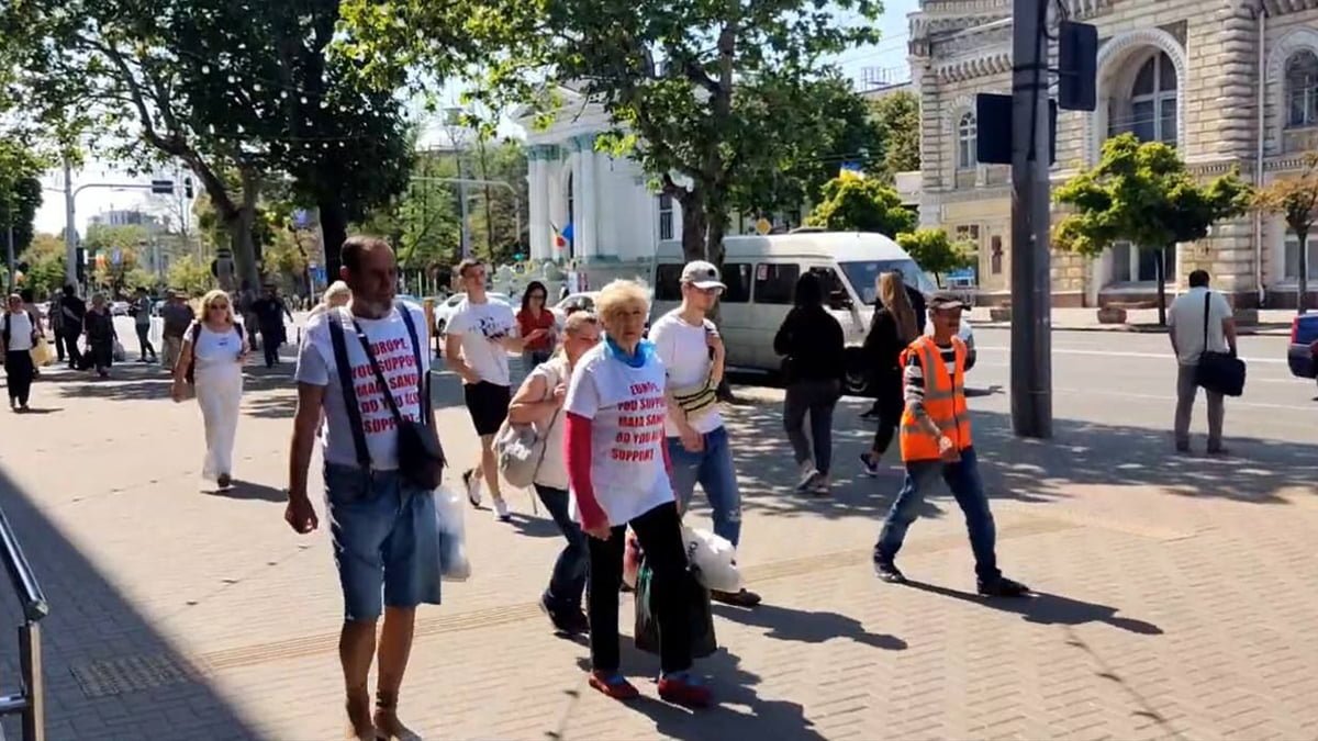 Flashmoburi pe străzile capitalei: Sute de oameni au purtat tricouri cu mesaje în limba engleză prin care acuză Europa de susținerea regimului dictatorial de la Chișinău