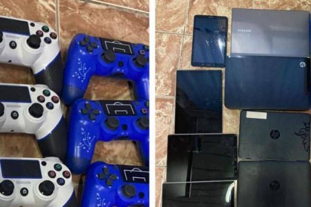 Tehnică de calcul și accesorii în asortiment, găsite în două microbuze