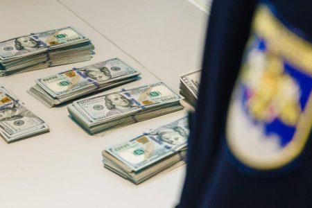 Pasageră pe cursa „Chișinău-Antalya”, prinsă cu bani nedeclarați