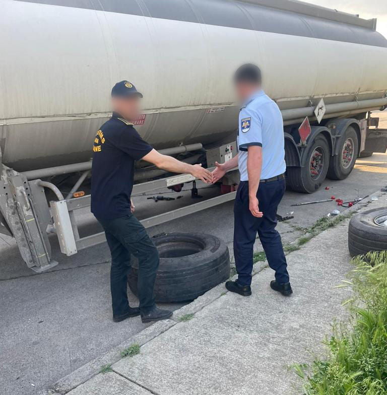 Țigări ascunse în roțile unor autocisterne, depistate la vama Leușeni