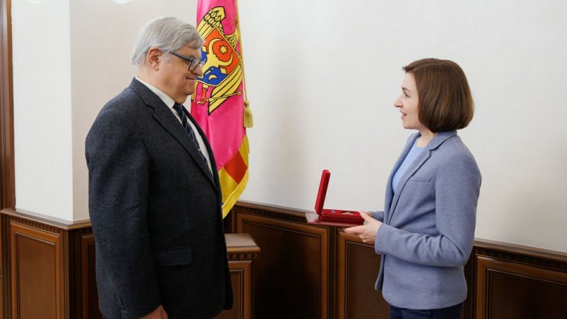 Sandu i-a înmânat Ordinul de Onoare traducătorului ceh Jiří Našinec