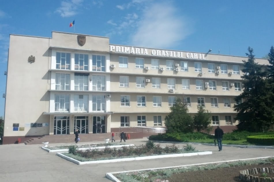 Ofițerii CNA și procurorii anticorupție au efectuat percheziții la secretarul Grupului de lucru în domeniul achiziţiilor publice din cadrul Primăriei Cahul