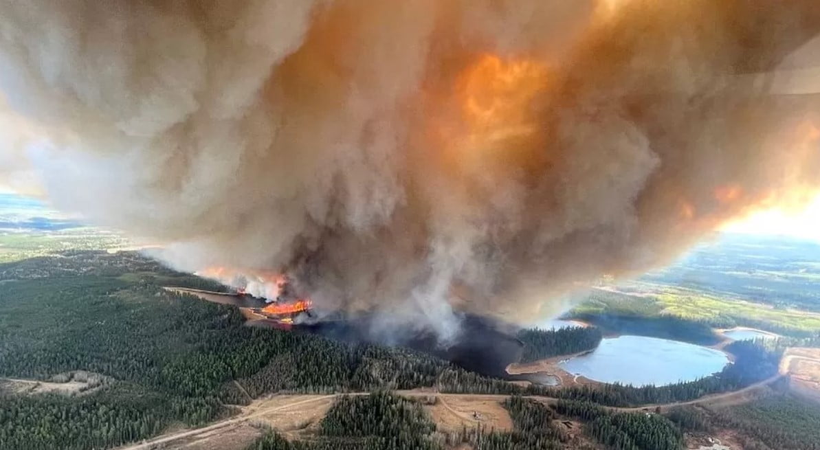 Incendii puternice de vegetație în Canada și Rusia