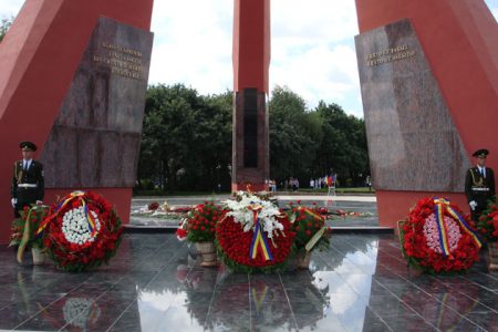 LIVE// Depuneri de flori la Complexul Memorial „Eternitate”, pentru comemorarea celor căzuți în cel de-al Doilea Război Mondial