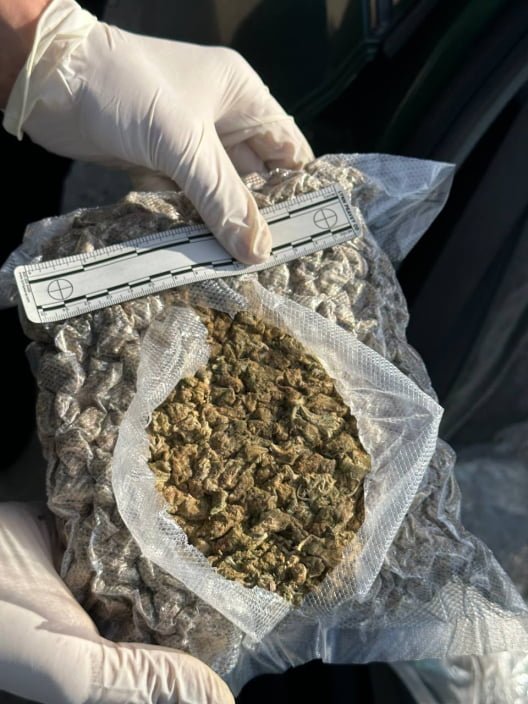 3 kg de droguri și 300 kg de pietre semiprețioase, presupuse a fi chihlimbar, depistate de polițiști