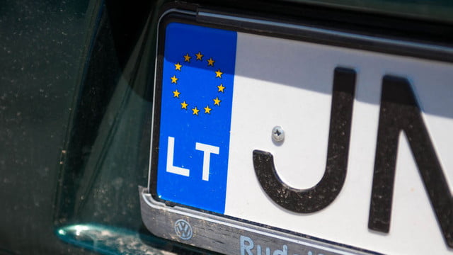 Proprietarii mijloacelor de transport cu numere de înmatriculare străine le vor putea vămui achitând 30% din cota accizei