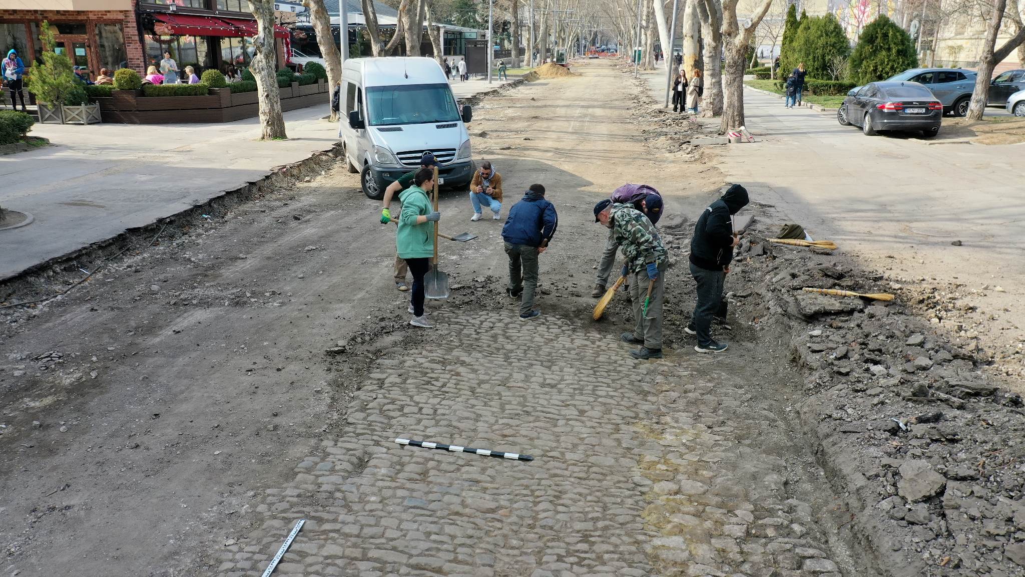 Ion Ceban acuză Guvernul și PAS pentru întârzierea lucrărilor de reparație străzii 31 august, unde s-a descoperit caldarâmul