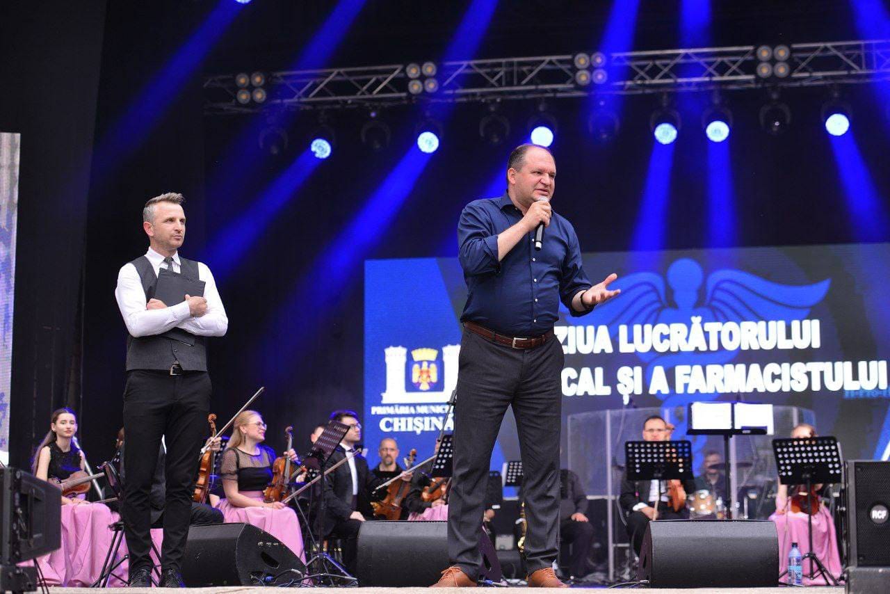 Primăria Chișinău a organizat un concert la Teatrul de Vară dedicat tuturor angajaților din domeniu