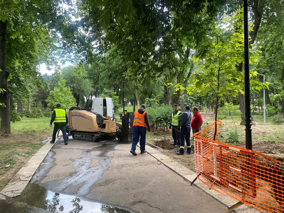 Grădina Publică Scuarul Catedralei Mitropolitane ,,Naşterea Domnului” continuă să fie reabilitată