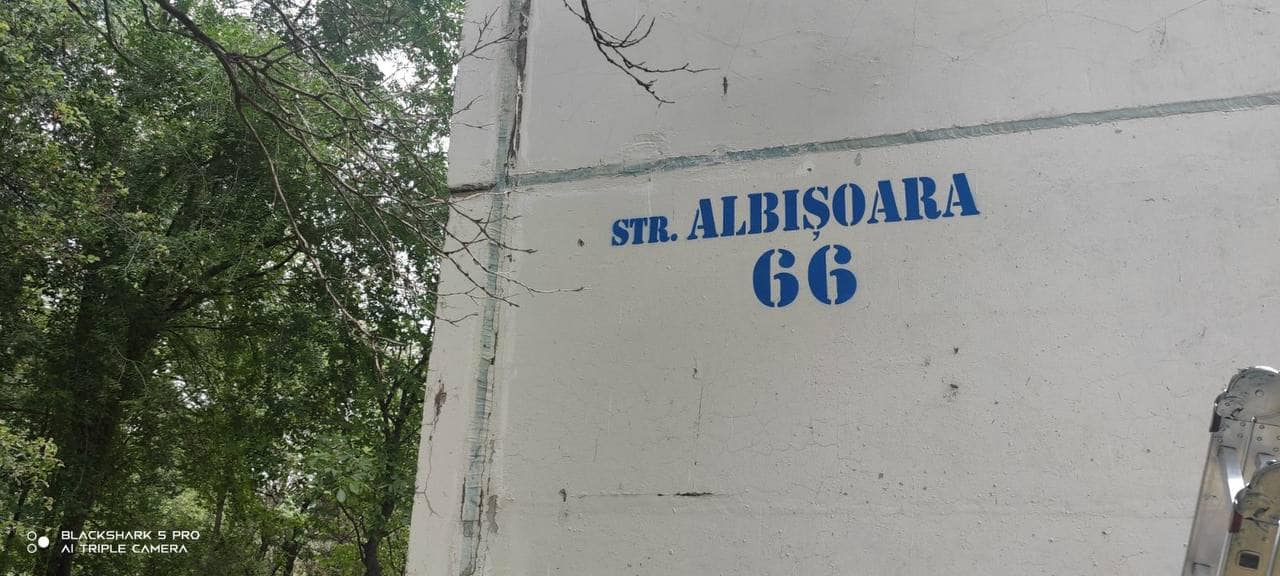 Inscripții de adrese pe blocurile locative din capitală