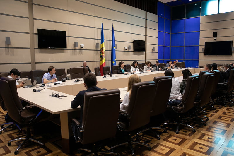 La Parlament au avut loc consultări publice asupra proiectului legii taxei de stat