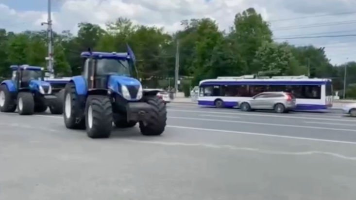 Fermierii joacă Hora tractoarelor în jurul Guvernului