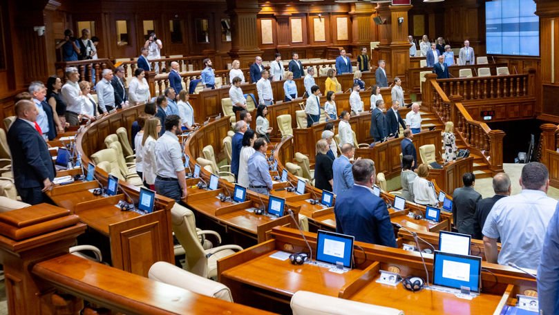 Minut de reculegere la Parlament în memoria regretatului jurist Victor Pușcaș
