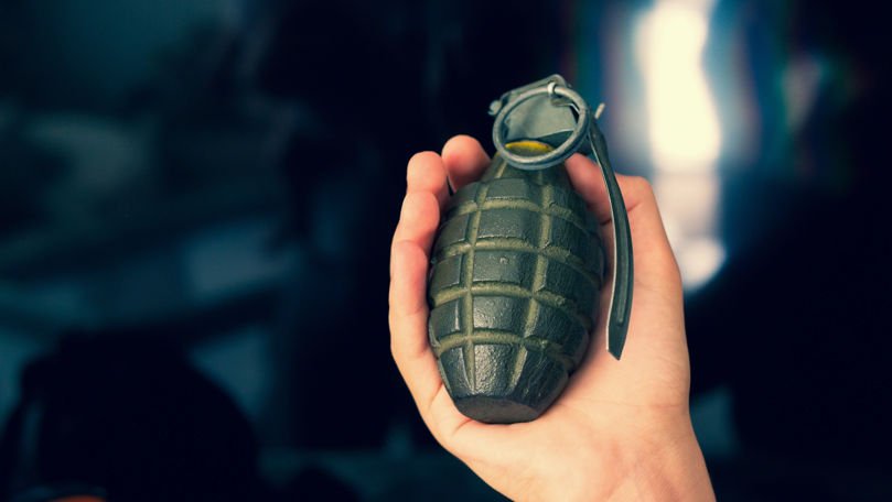 Au amenințat o femeie cu moartea prin declanșarea unei grenade