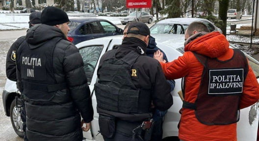 Membrii unui grup criminal organizat trimiși pe banca acuzaților pentru mai multe infracțiuni de escrocherie și șantaj