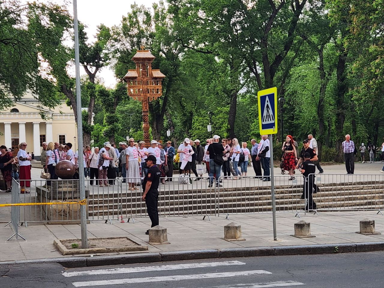 Poliția a reținut mai mulți oameni doar pentru faptul că au mers pe străzile capitalei, unde ar urma să circule mașinile participanților la summitul de joi