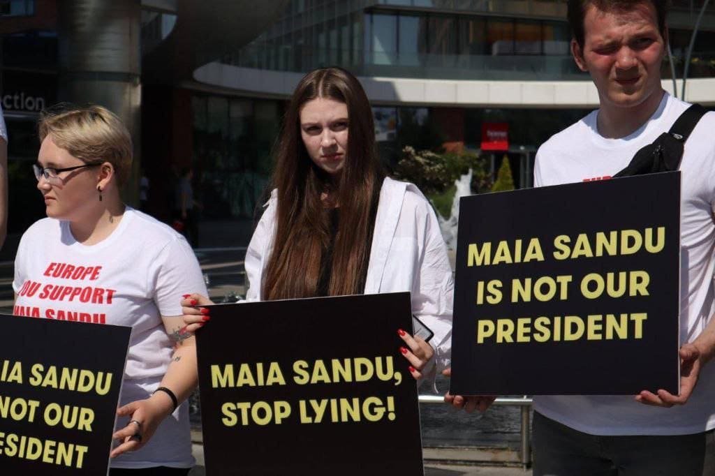 „Împotriva dictaturii instituite de Maia Sandu”: Protestele continuă, de data aceasta – în fața hotelurilor unde sunt cazate delegațiile europene și jurnaliști străini