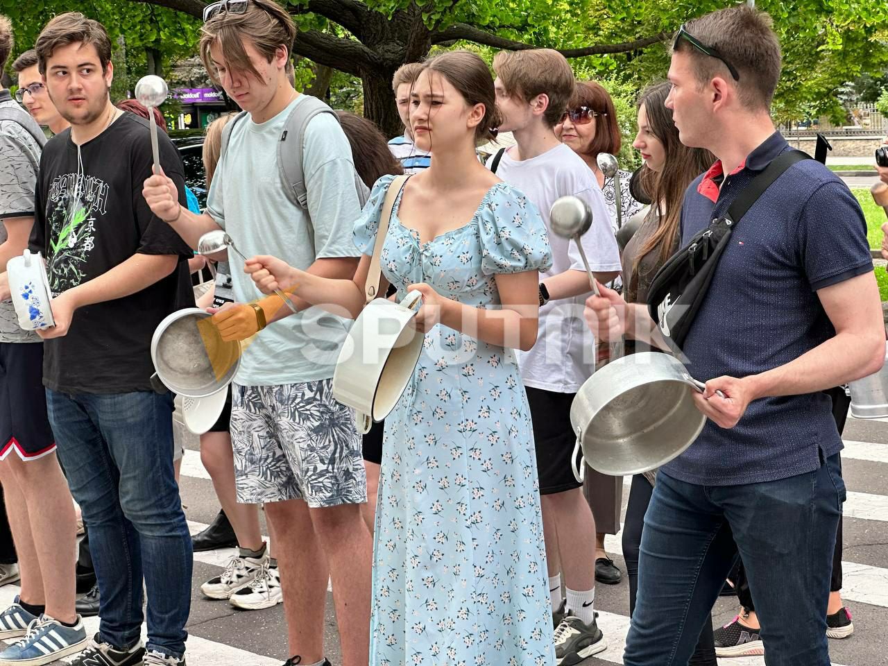 Video // Protest „la cratițe” în fața sediului Guvernului organizat de către Partidul ”Renaștere”