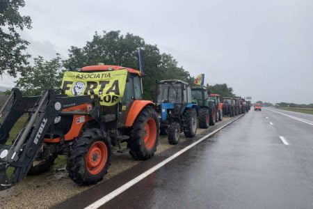 Un nou protest organizat de fermieri. Mai multe tractoare se deplasează din nordul țării spre capitală