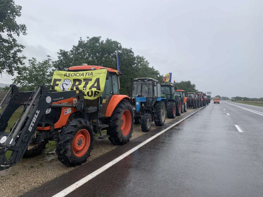 Un nou protest organizat de fermieri. Mai multe tractoare se deplasează din nordul țării spre capitală