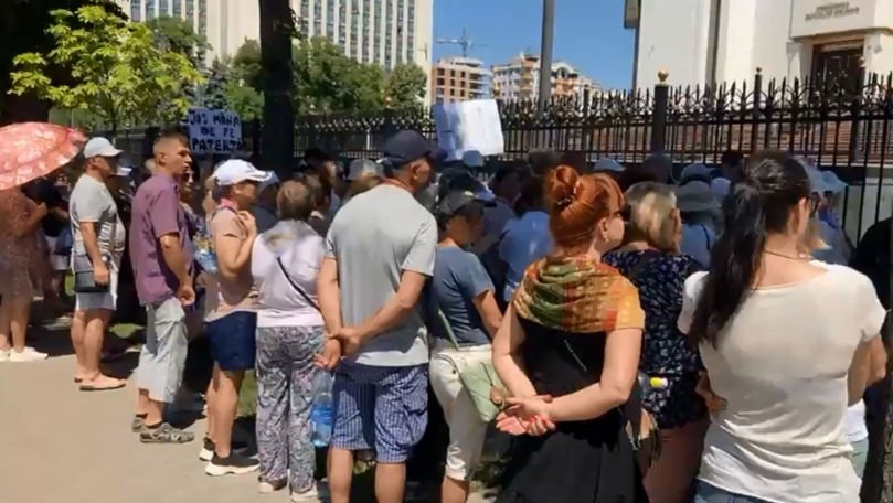Foștii deținători de patentă au protestat în fața Președinției