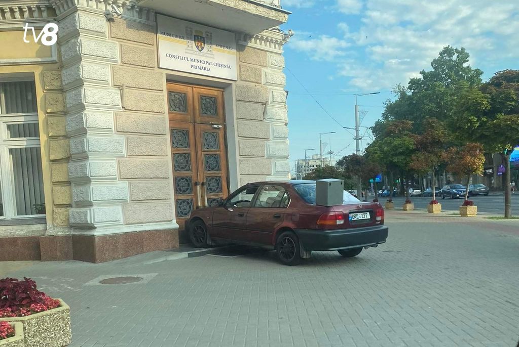 Mașină, parcată în ușa Primăriei Chișinău: „Este unul dintre protestatarii de serviciu ai PAS”